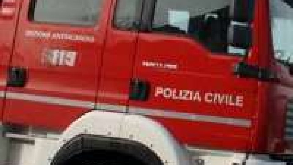Incidente a Serravalle: auto sbatte contro un muro e cappotta su un fianco
