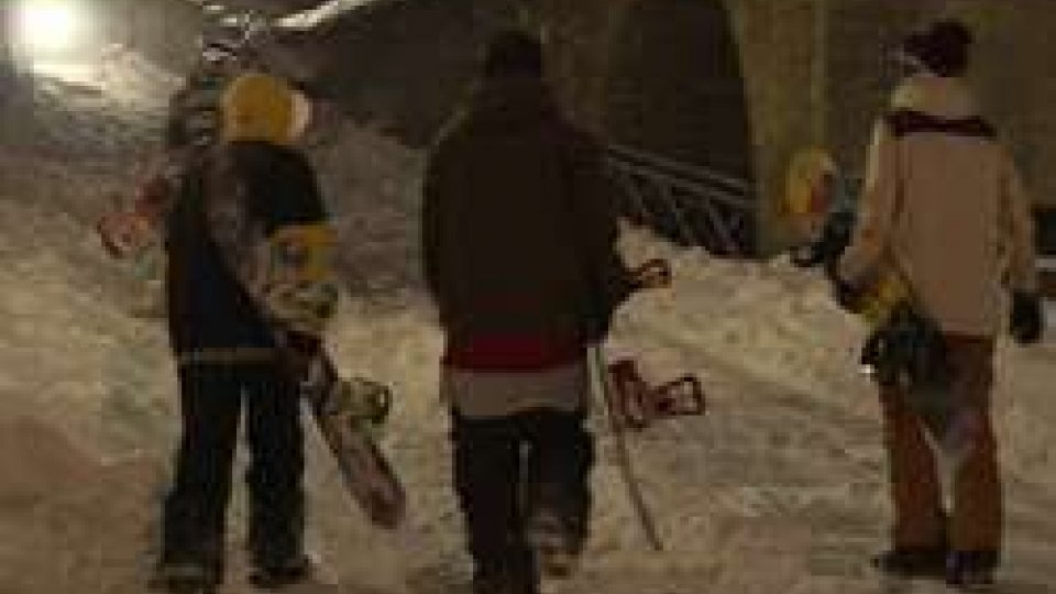 Ragazzi si divertono con lo snowboardNeve: imbiancata la parte alta della Repubblica
