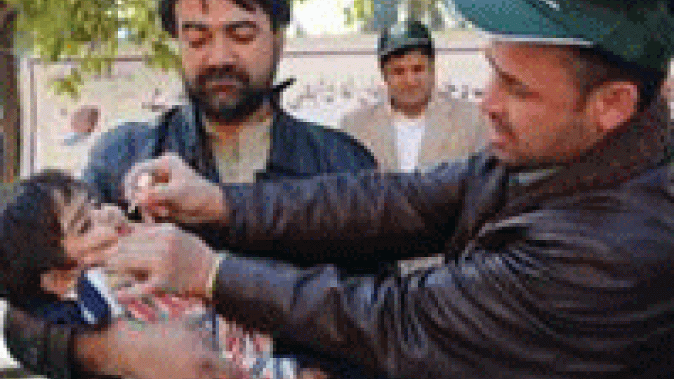 Pakistan: polio; fuggono vaccinatori da Khyber Agency