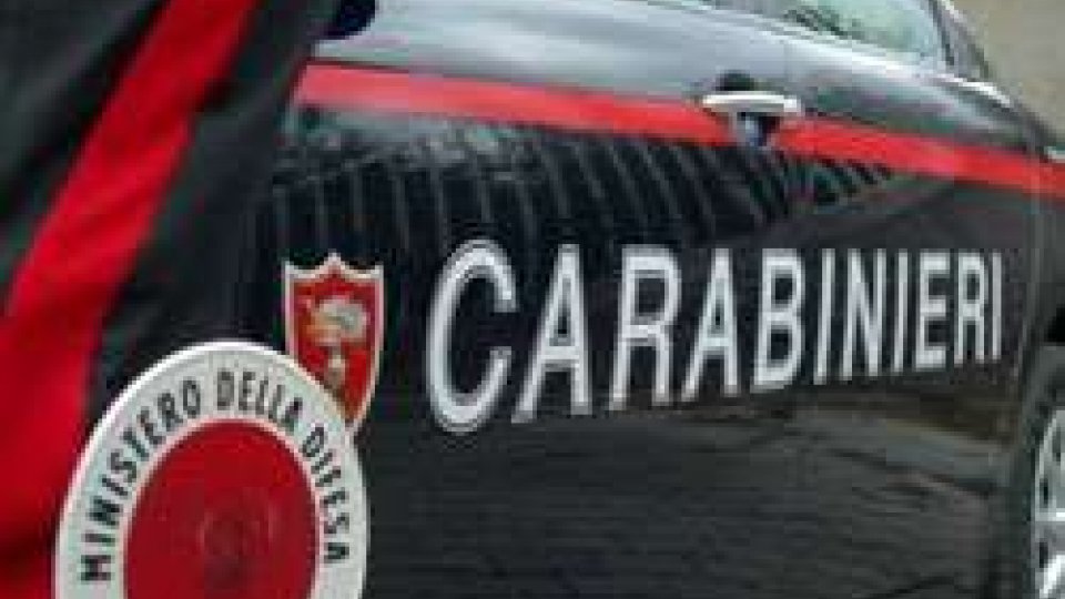Minaccia ex e la sequestra, arrestato dai carabinieri