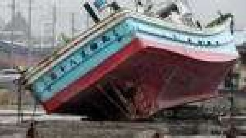 Guardia costiera Usa affonda peschereccio riemerso dopo tsunami