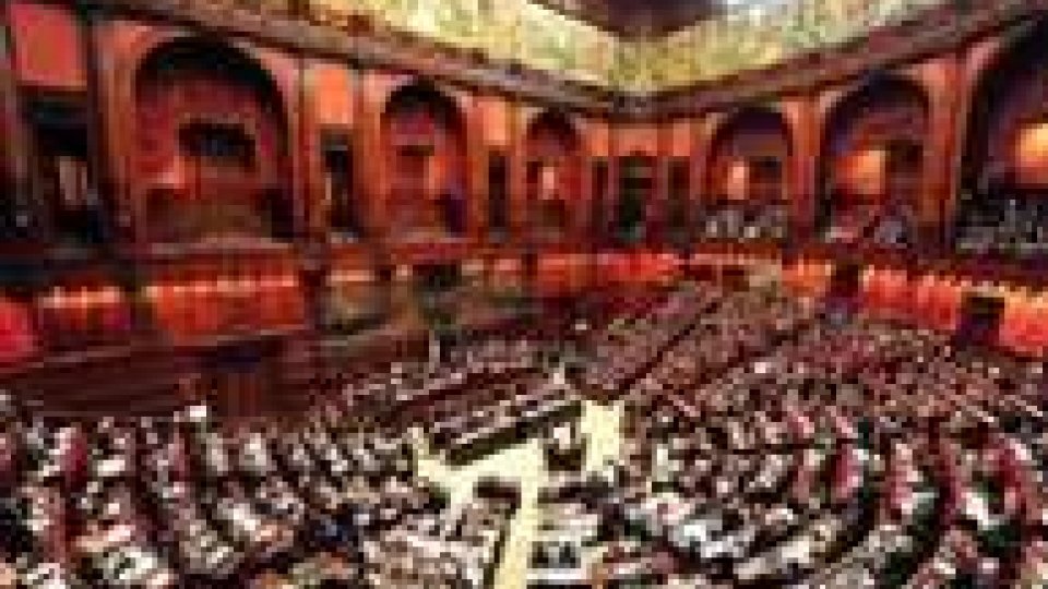 Politica italiana. Il governo pone la fiducia alla Camera sul decreto sulla revisione della spesa pubblica