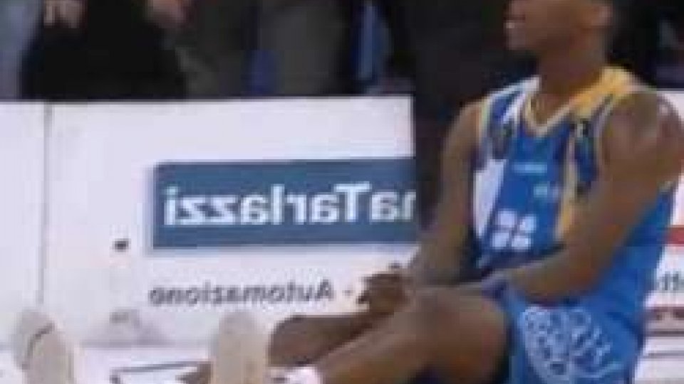 Un incredulo Dominque Archie nel momento decisivo.Basket, Pesaro batte Capo d'Orlando nel finale