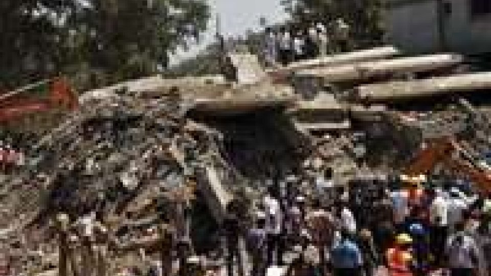 72 morti nel crollo di un palazzo in India