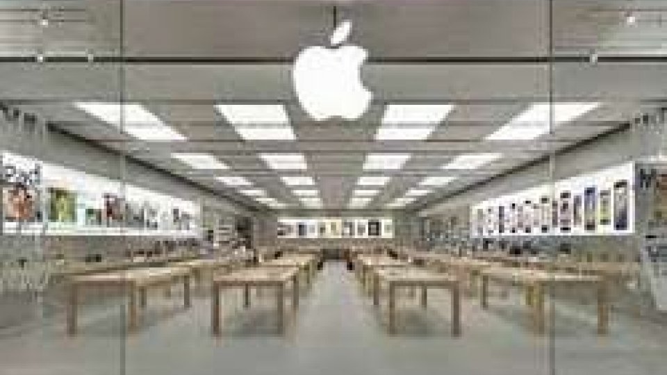 Apple Store: sfondano le vetrate e fanno razzia alle Befane