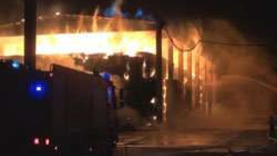 Incendio a Torello: le fiamme distruggono un magazzino della ditta CarliIncendio a Torello: le fiamme distruggono un magazzino della ditta Carli
