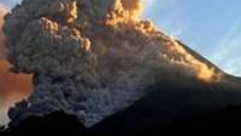 Indonesia: vulcano Merapi torna a eruttare