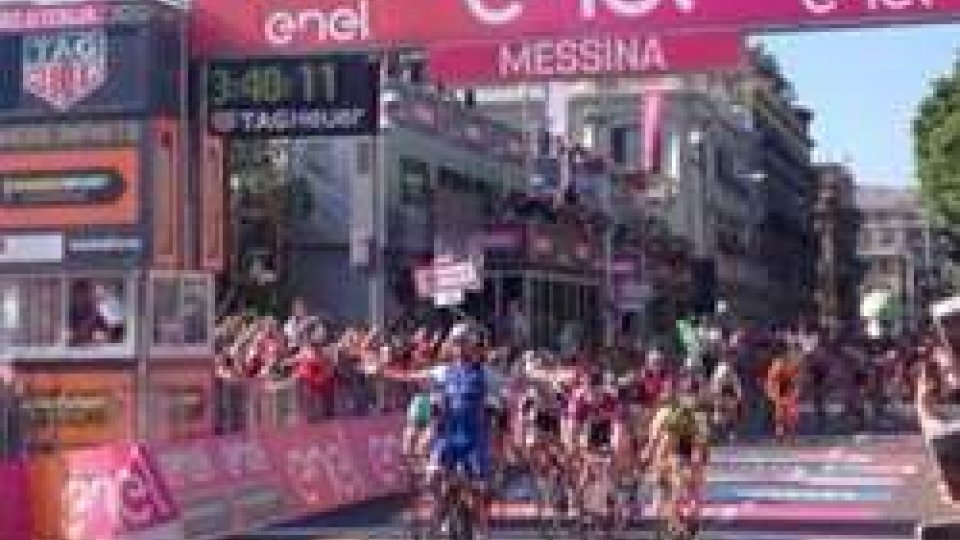 Fernando Gaviria vince la 5^ tappa (ph Gazzetta.it)Giro : Il colombiano Fernando Gaviria vince la 5^ tappa la Pedara – Messina di 159km