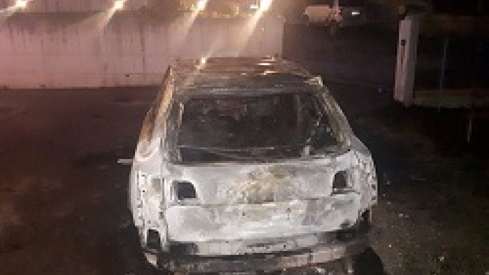 La rimozione dell'autoSerravalle: auto prende fuoco improvvisamente, illese mamma e bimba