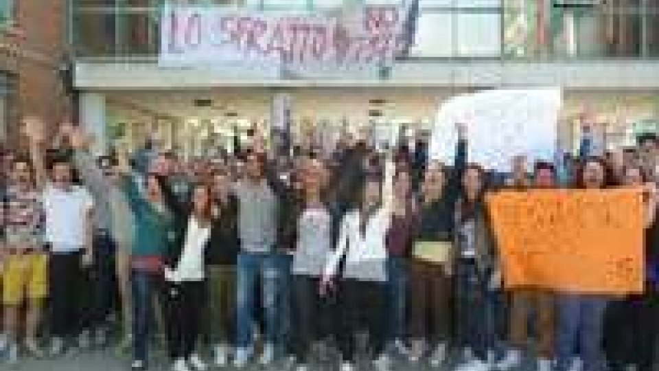 I genitori dei ragazzi dell'Einaudi di Viserba lottano contro lo spostamento della scuola alla Colonnella