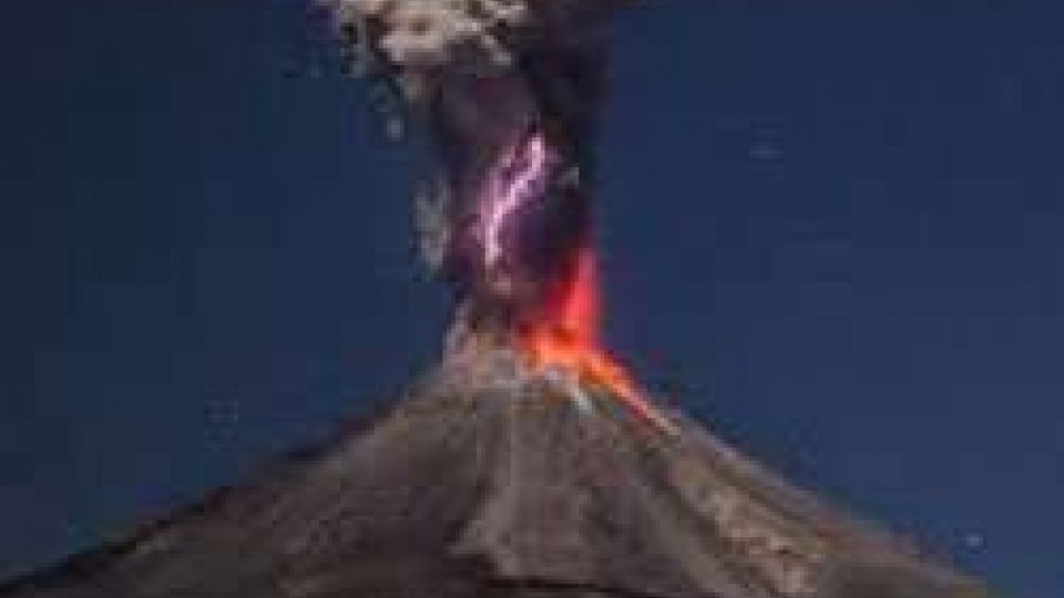 Messico, il vulcano Colima minaccia l'erusione: evacuate 800 persone