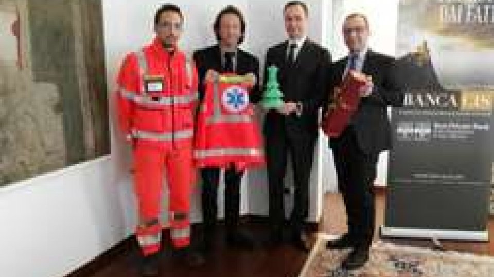 Il dott. Daniele Guidi e Gabriele Geminiani di Banca CIS consegnano il ricavato alla Croce Bianca Azzurra