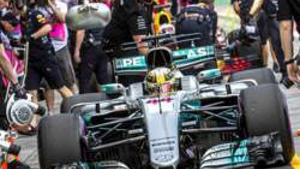 F1: subito Hamilton in Australia