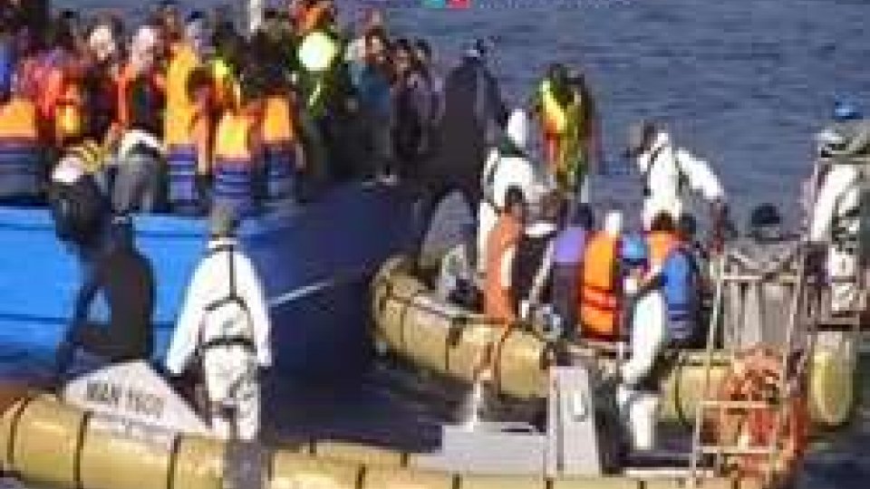 Immigrati morti su barcone, trasbordo sopravvissuti e salme