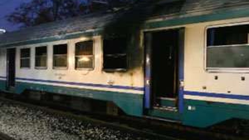 Stazione di Viserba: incendio all'interno del treno regionale Pesaro-Ravenna