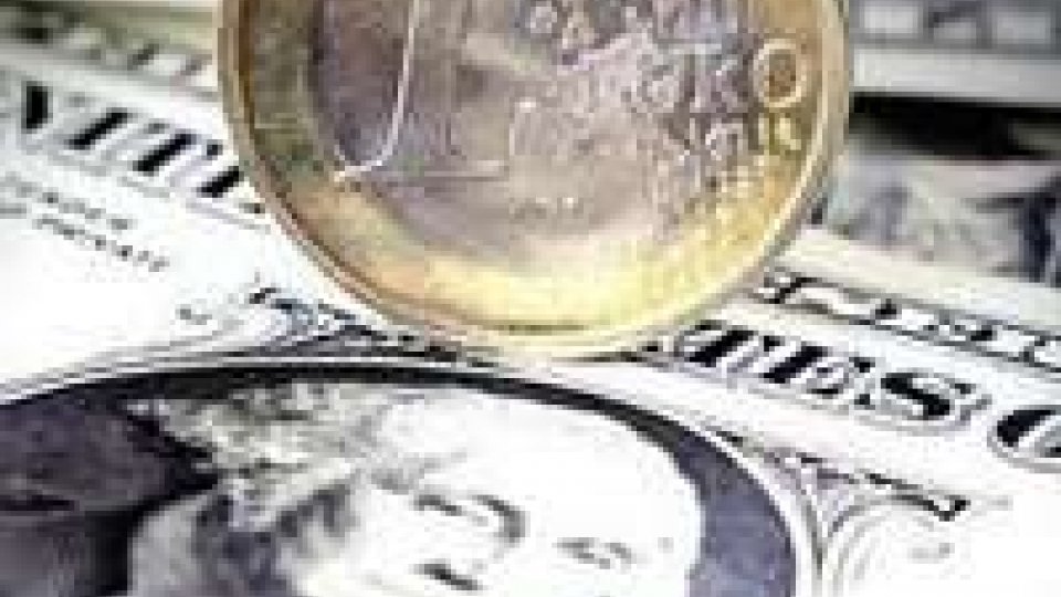 Euro in leggero rialzo sul dollaro