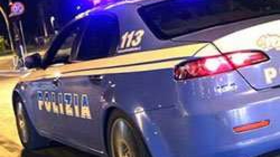 Rimini, non si ferma all'alt su auto rubata: bloccato dalla polizia