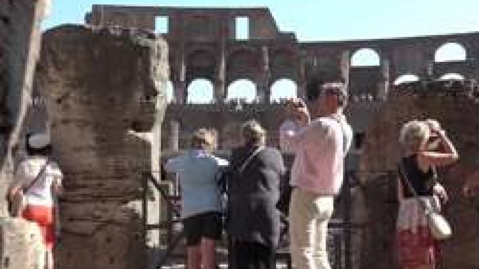 Turisti al ColosseoA Roma turismo in crescita: +2,8% di arrivi, soprattutto stranieri