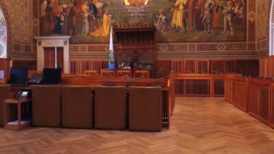 L'Aula del ConsiglioGiustizia: maggioranza cambia la legge per "garantire operatività alla Commissione". Opposizione sul piede di guerra