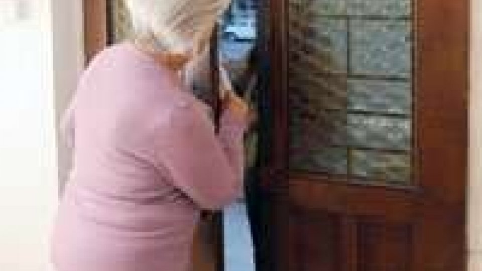 Rimini: truffato un anziano in casa da solo