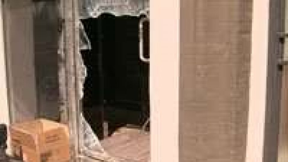 Rimini: ladri fanno esplodere la vetrina e fuggono
