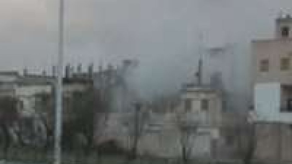 Siria. Continua il bombardamento su Homs. Decine i morti tra i civili
