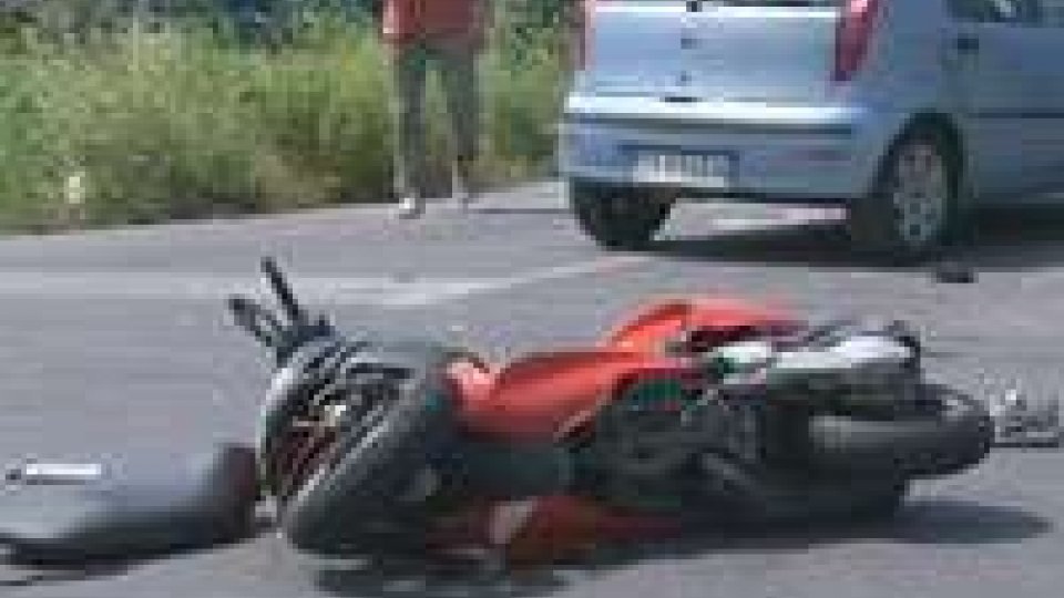 Rimini: grave incidente auto scooter, il centauro trasportato al Bufalini