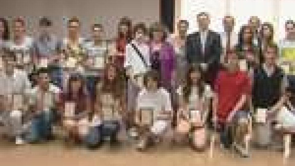 San Marino - Studenti d’eccellenza delle medie inferiori premiati dal segretario Morri