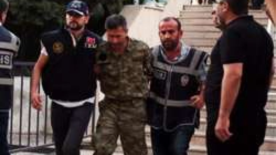 L'arresto di un militareTensione alle stelle in Turchia: dopo il golpe fallito, prosegue la grande epurazione imposta da Erdogan