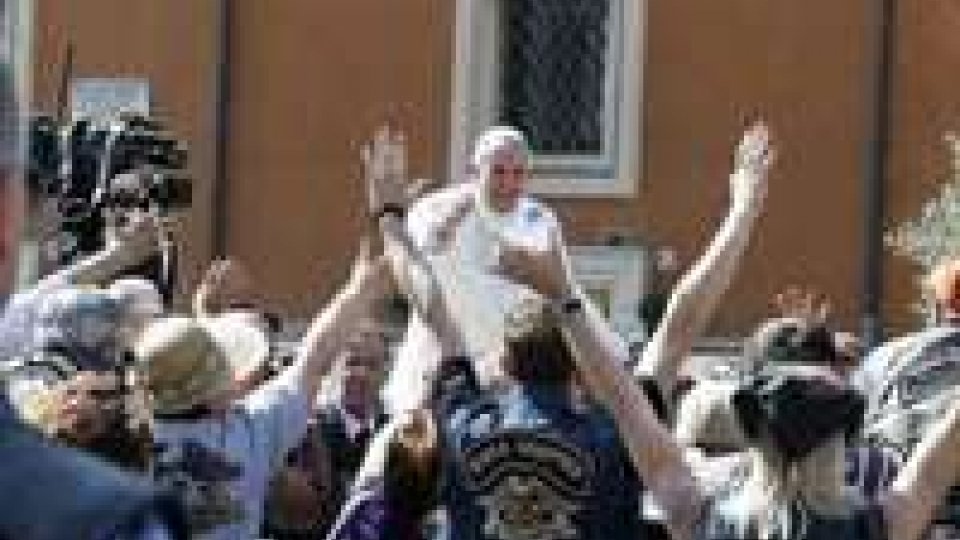 Papa Francesco e i “bikers”, saluti da jeep scoperta