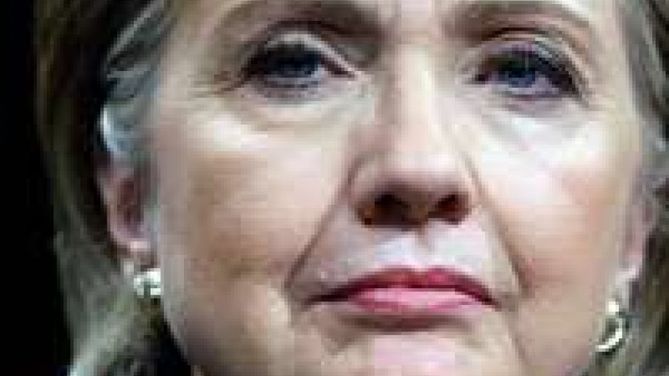 Libia. Attacco al consolato di Bengasi, la Clinton: "Mi assumo la responsabilità"