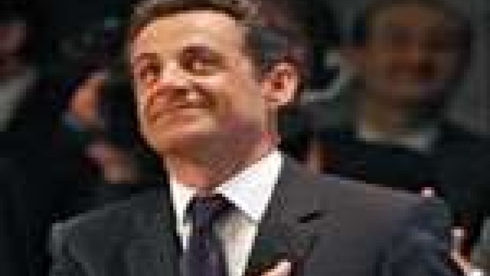 Sarkozy parla alla nazione: aumento dell'Iva, Tobin Tax e plauso anche all'Italia