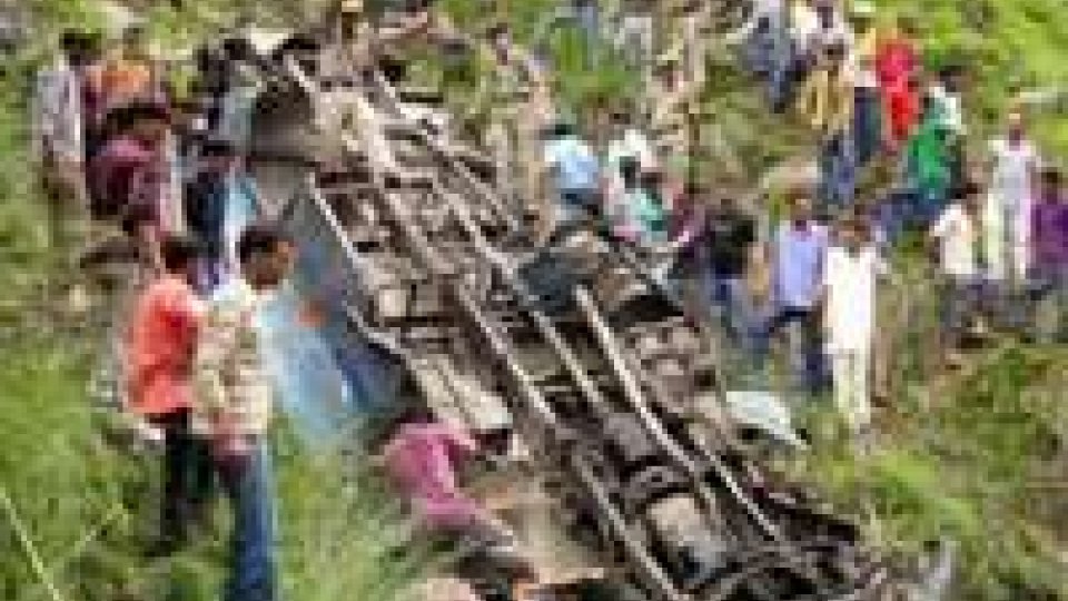 India, autobus in scarpata: 20 morti.