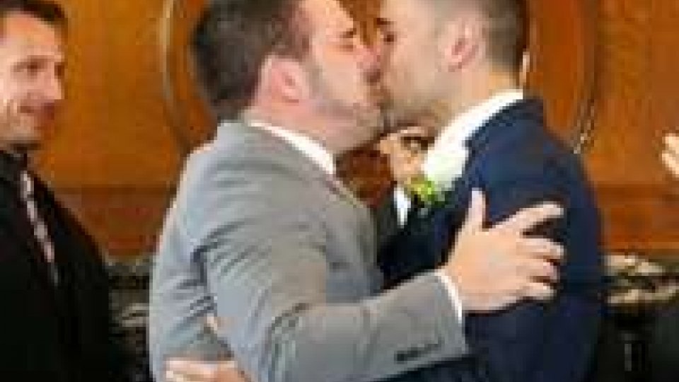 Australia: nozze gay, 40 coppie si sposano, rischiano nullità