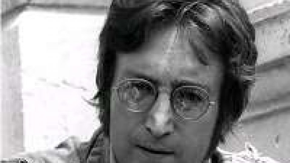 Catena umana record per i 75 anni di Lennon