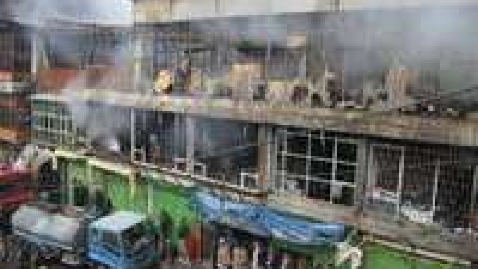 Kabul: fiamme distruggono 600 negozi