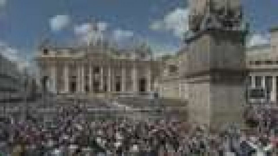 Pasqua: più di centomila in Piazza San Pietro