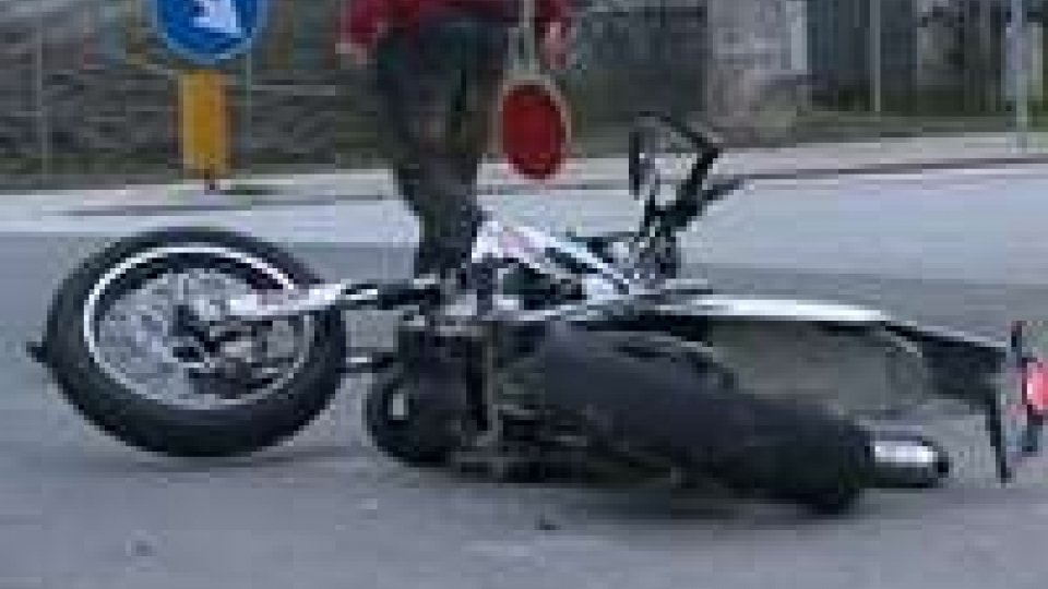 Rimini: incidente moto contro camion, 17enne trasportato al Bufalini