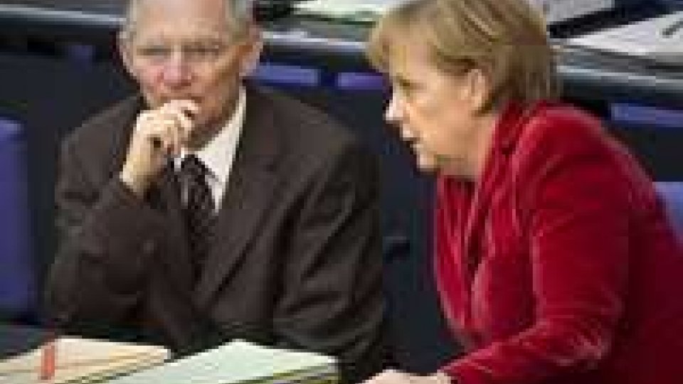 Merkel: "Strada giusta, ma crisi non superata".