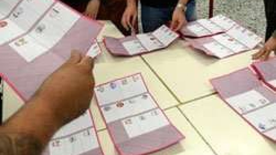 pochi votano ai ballottaggi, Pd perde Venezia e Arezzo. Urne aperte in Sicilia