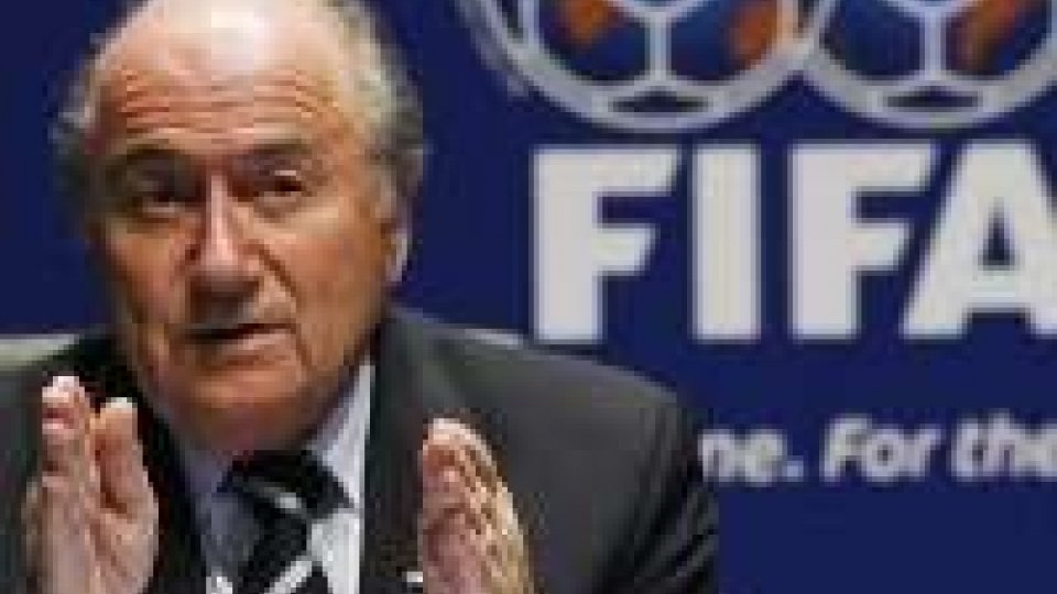 FIFA: Blatter non molla e si candida per il quinto mandato