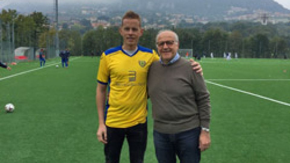 Il tifoso Daniel Eklund insieme al presidente del Faetano Calcio Fabio Gasperoni