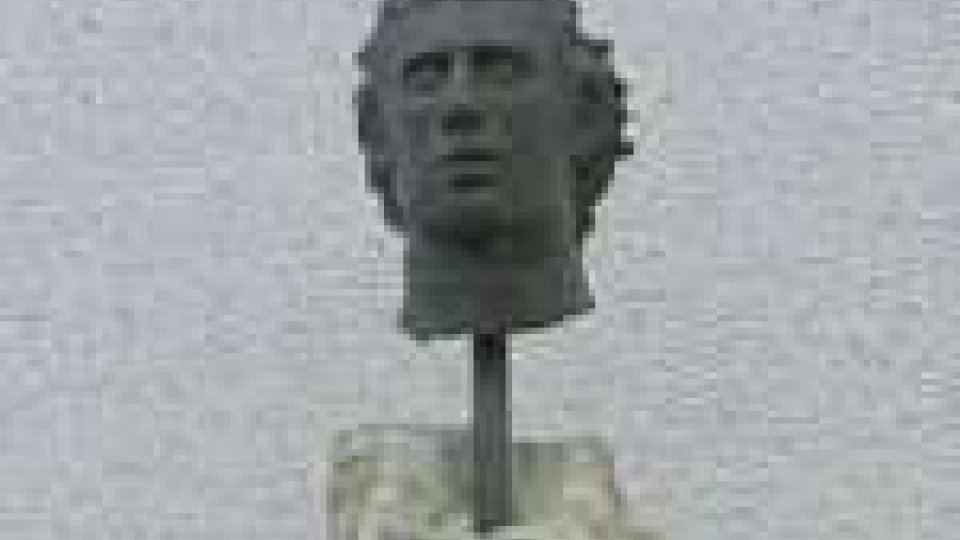 Il busto di Ayrton Senna fuori dal Museo Olimpico