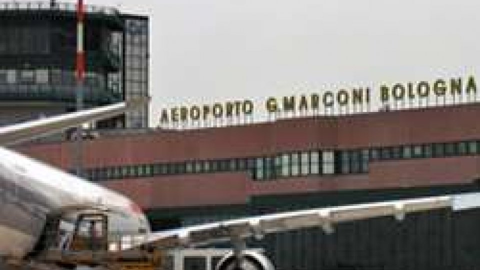 Bologna: aeroporto chiuso fino alle 19.30 per detriti in pista