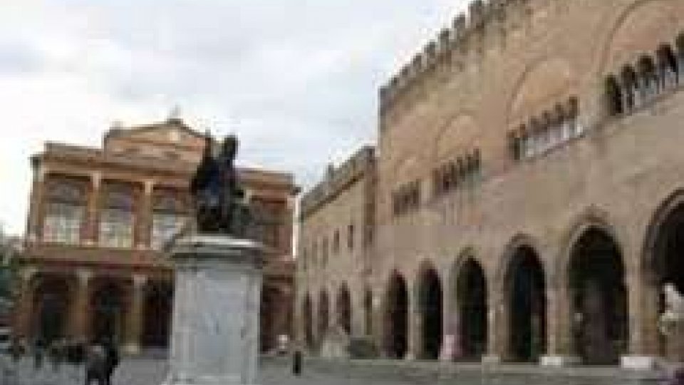 Rimini: Vandali sfregiano con bestemmie la statua di Papa Paolo V