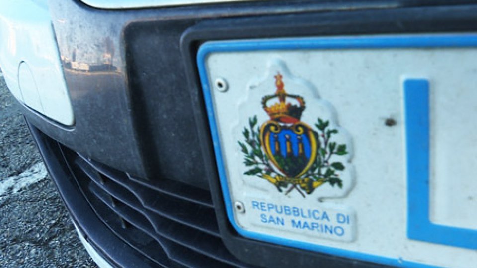Una targa sammarineseCaos targhe estere: San Marino escluso dalle deroghe perché paese extra-UE