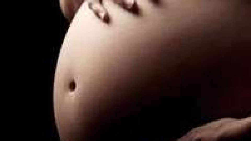 Cina: non può pagare parto, donna incinta muore con bimbo