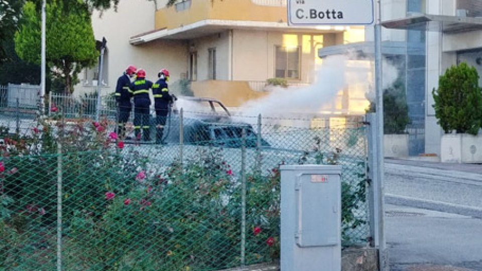 L'auto in fiamme[VIDEO] Scoppio pauroso a Serravalle: auto in fiamme