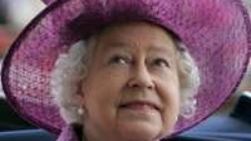 Gran Bretagna: regina potrebbe andare a Roma in autunno