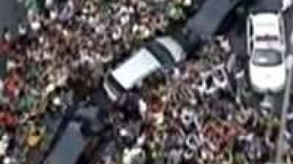 Papa in Brasile bloccato nel traffico dalla folla